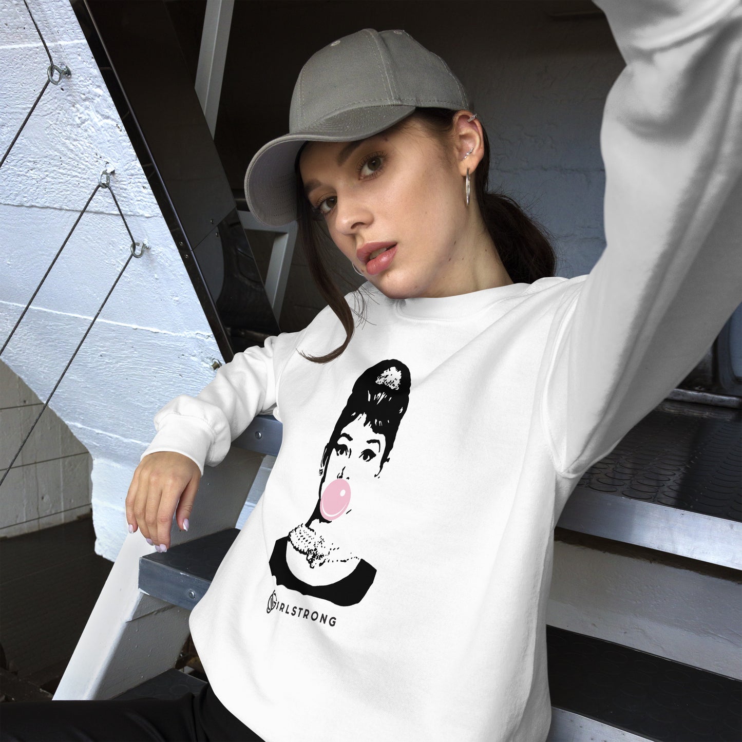 THE ESSENTIAL UNISEX SWEATSHIRT WHITE AUDREY HEPBURN